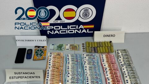 Dinero y efectos intervenidos a los detenidos en Elda.