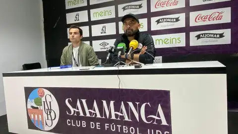 Jorge Sánchez, uno de los encargados del departamento de Comunicación, y el mexicano Jehu Chiapas, entrenador, durante una rueda de prensa Jorge Sánchez, uno de los encargados del departamento de Comunicación, y el mexicano Jehu Chiapas, entrenador, durante una rueda de prensa