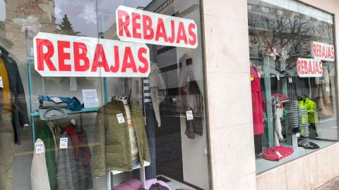 Una de las tiendas de Ciudad Real que ya anuncia las rebajas de invierno