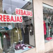 Una de las tiendas de Ciudad Real que ya anuncia las rebajas de invierno