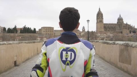El piloto Sergio Verdugo cruza el Puente Romano en su grabaci&oacute;n
