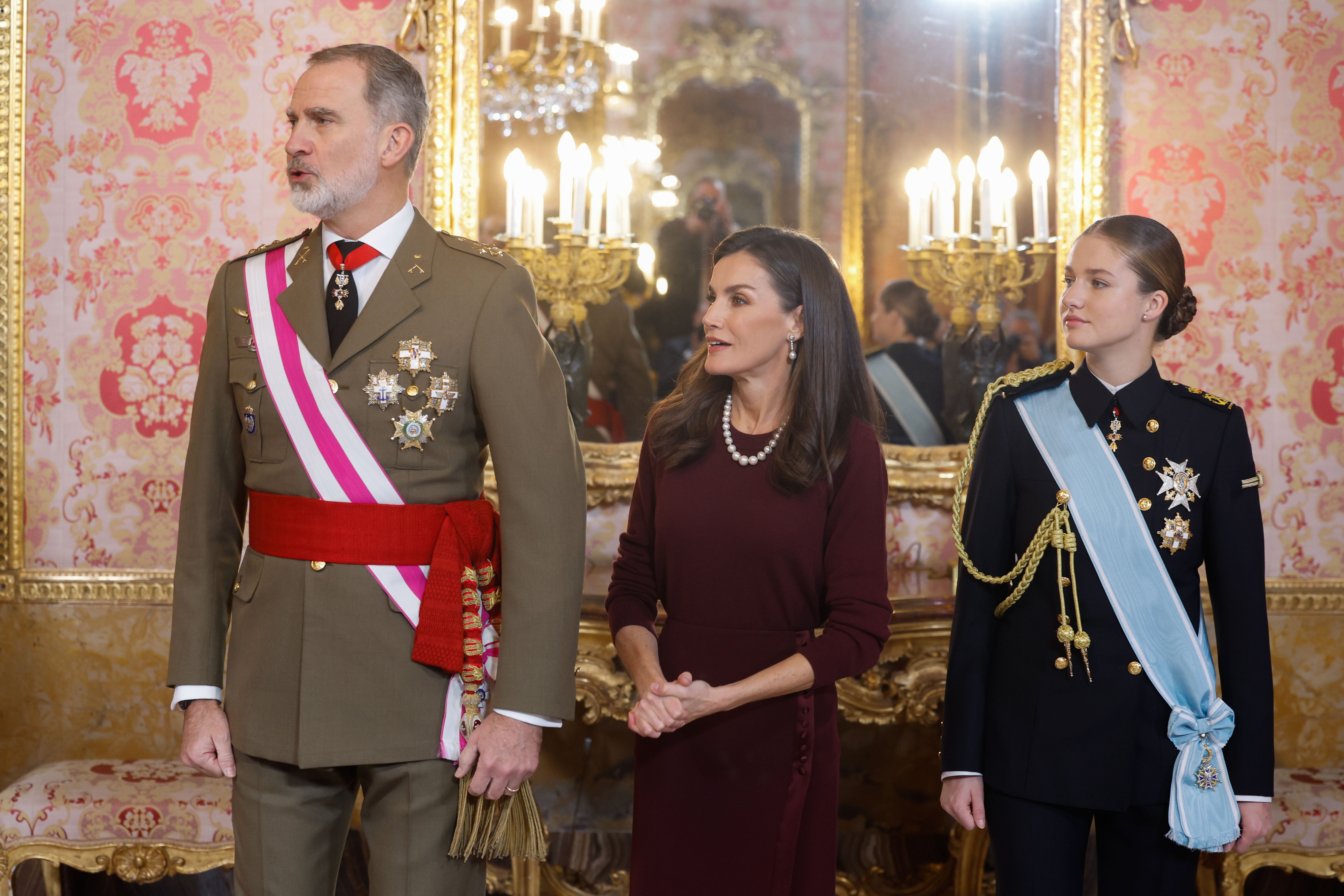 La princesa Leonor acompaña a los reyes en la Pascua Militar con uniforme de la Armada La princesa Leonor acompaña a los reyes en la Pascua Militar con uniforme de la Armada