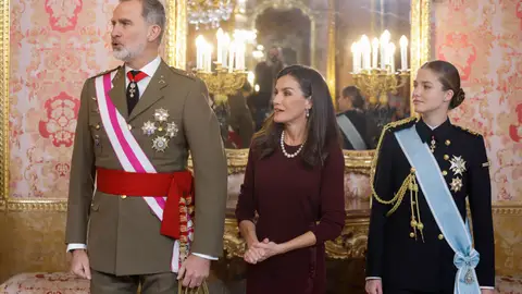 La princesa Leonor acompaña a los reyes en la Pascua Militar con uniforme de la Armada La princesa Leonor acompaña a los reyes en la Pascua Militar con uniforme de la Armada