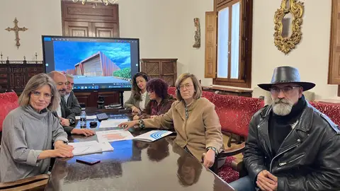La Diputación acerca a los alcaldes de Quintanilla de la Cueza y Cervatos de la Cueza el proyecto de rehabilitación del yacimiento de la Tejada .