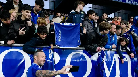 07-01-2025 Santi Cazorla se hace una foto con aficionados en el Carlos Tartiere 07-01-2025 Santi Cazorla se hace una foto con aficionados en el Carlos Tartiere