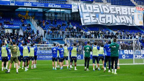 06-01-2025 Pancarta de apoyo a los jugdores del Oviedo antes del derbio asturiano