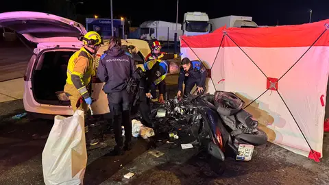 Miembros de la Policia Local y del Cuerpo de Bomberos inspeccionan este lunes la moto en la que un motorista ha fallecido al colisionar contra un automóvil en la localidad pontevedresa de Vilagarcía de Arousa Miembros de la Policia Local y del Cuerpo de Bomberos inspeccionan este lunes la moto en la que un motorista ha fallecido al colisionar contra un automóvil en la localidad pontevedresa de Vilagarcía de Arousa/ EFE / Sxenick