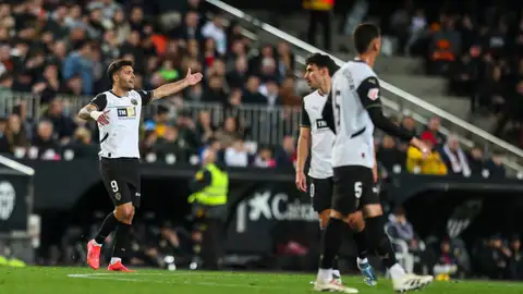 El delantero del Valencia CF Hugo Duro celebra un gol ante el Real Madrid en LaLiga El delantero del Valencia CF Hugo Duro celebra un gol ante el Real Madrid en LaLiga