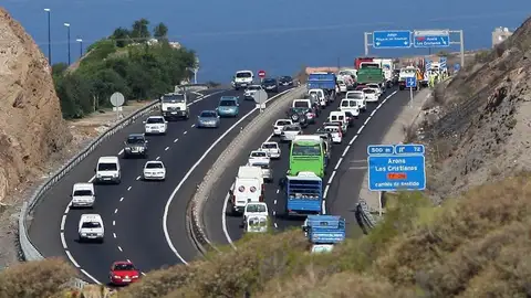 Un tramo colapsado de la autopista Tenerife Sur Un tramo colapsado de la autopista Tenerife Sur