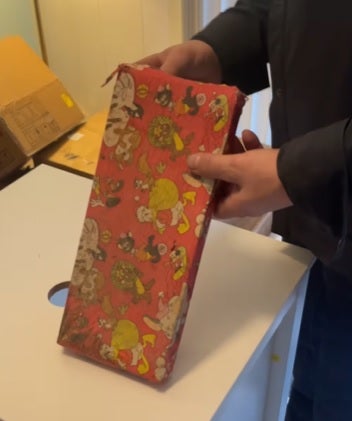 Un hombre encuentra un regalo de Navidad de hace décadas dentro de las paredes de su casa: “Tenía mi nombre” Un hombre encuentra un regalo de Navidad de hace décadas dentro de las paredes de su casa: “Tenía mi nombre”