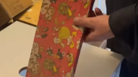 Un hombre encuentra un regalo de Navidad de hace décadas dentro de las paredes de su casa: “Tenía mi nombre” Un hombre encuentra un regalo de Navidad de hace décadas dentro de las paredes de su casa: “Tenía mi nombre”