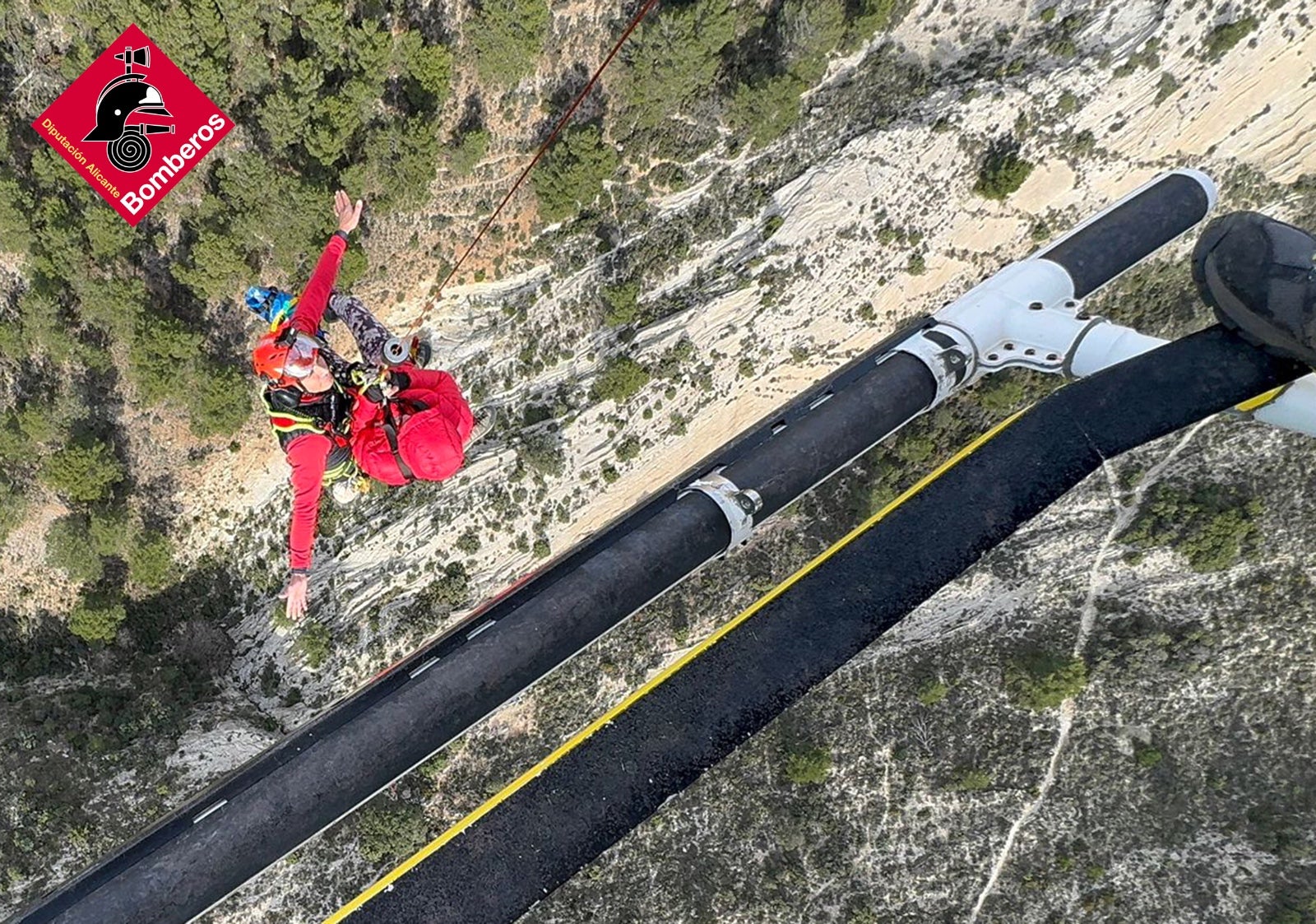 Los bomberos rescatan a una senderista en el monte Ponoch de Polop Los bomberos rescatan a una senderista en el monte Ponoch de Polop