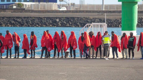 El buque Guardamar Talía ha auxiliado en la mañana de este lunes en aguas próximas a Lanzarote a los 60 ocupantes de una patera, de los que cuatro son posibles menores y 14 son mujeres, una de las cuales dio a luz en la precaria embarcación durante la travesía y fue trasladada en helicóptero desde el barco de Salvamento Marítimo hasta el hospital Doctor José Molina Orosa de Lanzarote. En la imagen, llegada de los inmigrantes al puerto de Arrecife.