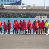 El buque Guardamar Talía ha auxiliado en la mañana de este lunes en aguas próximas a Lanzarote a los 60 ocupantes de una patera, de los que cuatro son posibles menores y 14 son mujeres, una de las cuales dio a luz en la precaria embarcación durante la travesía y fue trasladada en helicóptero desde el barco de Salvamento Marítimo hasta el hospital Doctor José Molina Orosa de Lanzarote. En la imagen, llegada de los inmigrantes al puerto de Arrecife.