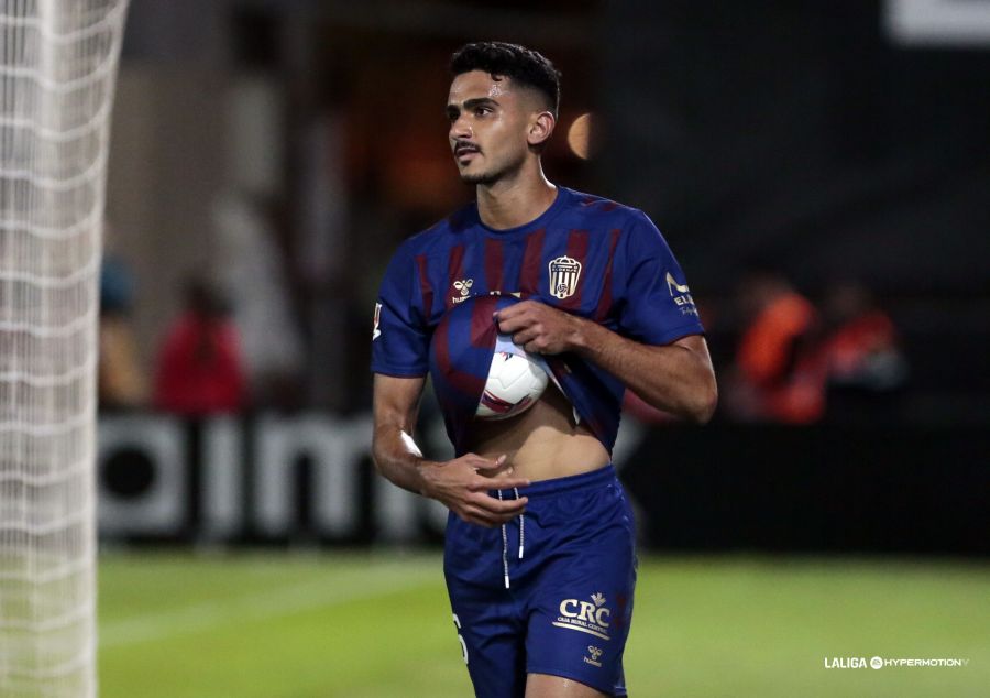 Youness entrena con el Eldense a la espera de resolver su salida Youness entrena con el Eldense a la espera de resolver su salida