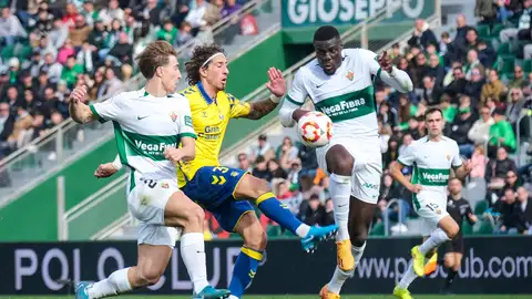 Affengruber y Diaby pugnan por un balón ante un futbolista de la UD Las Palmas. Affengruber y Diaby pugnan por un balón ante un futbolista de la UD Las Palmas.