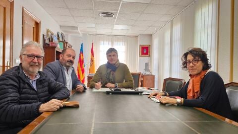 Reunión de los vecinos del casco antiguo, el alcalde y la síndico del barrio