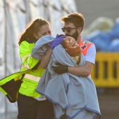 Un total de 60 personas, entre ellas cuatro mujeres y un bebé, han arribado este lunes en el segundo cayuco que ha recibido esta jornada la isla de El Hierro. En la imagen, llegada de los inmigrantes a La Restinga