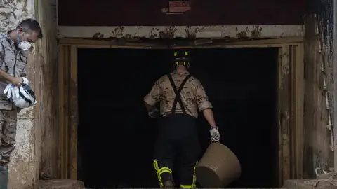 Archivo - Un hombre trabaja para limpiar un garaje tras la DANA. Archivo - Un hombre trabaja para limpiar un garaje tras la DANA.