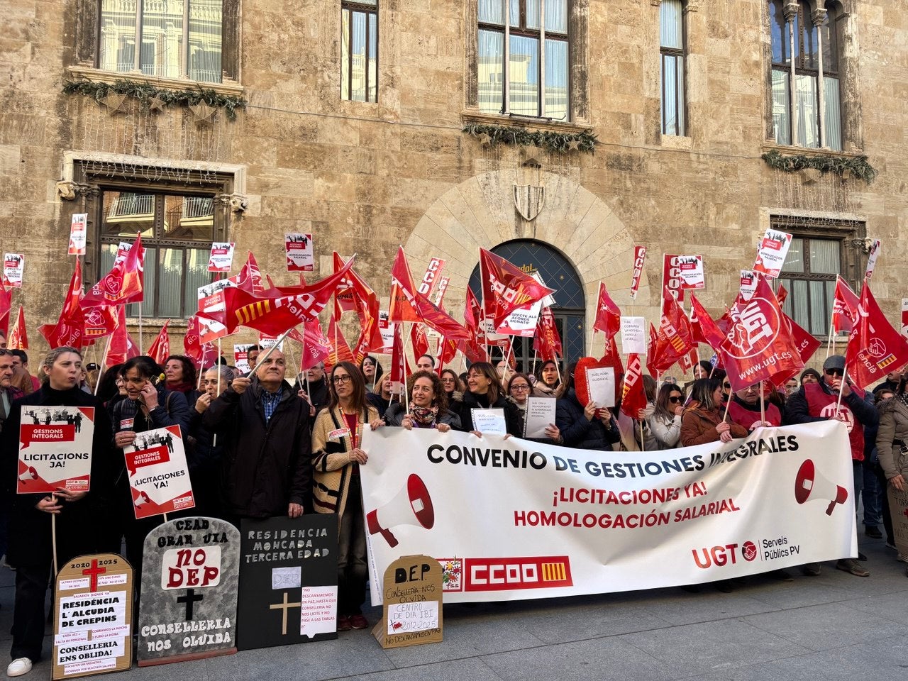 CCOO y UGT reclaman que se aplique la homologación salarial para los trabajadores en centros de dependencia CCOO y UGT reclaman que se aplique la homologación salarial para los trabajadores en centros de dependencia