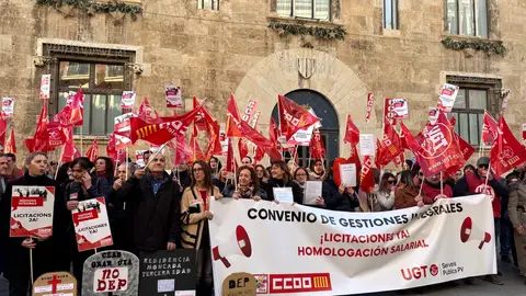 El personal afectado se ha concentrado a las puertas del Palau de la Generalitat. El personal afectado se ha concentrado a las puertas del Palau de la Generalitat.