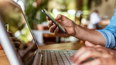 El cambio que llega a todos los bancos en 2025: así te afectará al mandar dinero El cambio que llega a todos los bancos en 2025: así te afectará al mandar dinero