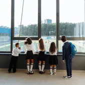 Niños en un colegio | Imagen de archivo Niños en un colegio | Imagen de archivo