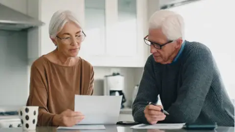 El documento que deberán presentar estos jubilados para no perder la pensión antes de abril El documento que deberán presentar estos jubilados para no perder la pensión antes de abril
