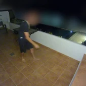 El detenido accediendo a uno de los domicilios El detenido accediendo a uno de los domicilios