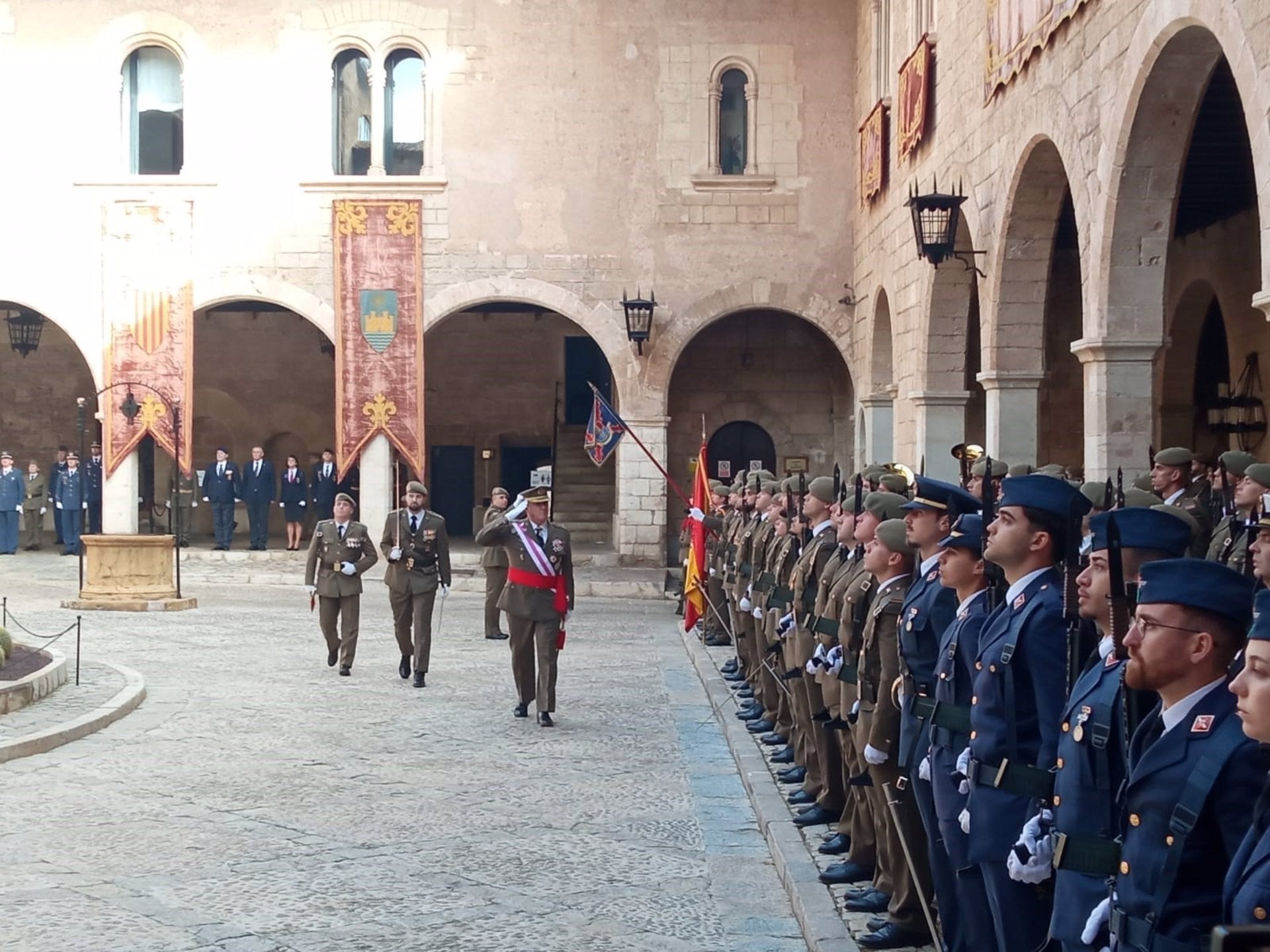 Las Fuerzas Armadas homenajean a las víctimas de la DANA y reivindican su papel en catástrofes: "Vuestro dolor es el nuestro" Las Fuerzas Armadas homenajean a las víctimas de la DANA y reivindican su papel en catástrofes: "Vuestro dolor es el nuestro"