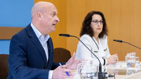 El consejero de Economía del Ayuntamiento de Zaragoza, Carlos Gimeno, y la concejal del grupo municipal VOX, Eva Torres El consejero de Economía del Ayuntamiento de Zaragoza, Carlos Gimeno, y la concejal del grupo municipal VOX, Eva Torres