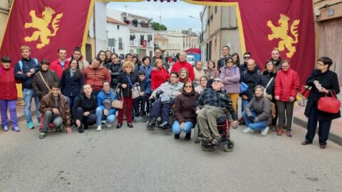 Usuarios del Centro Ocupacional Virgen de Pe&ntilde;arroya de La Solana y voluntarios de la Asociaci&oacute;n "Reto".