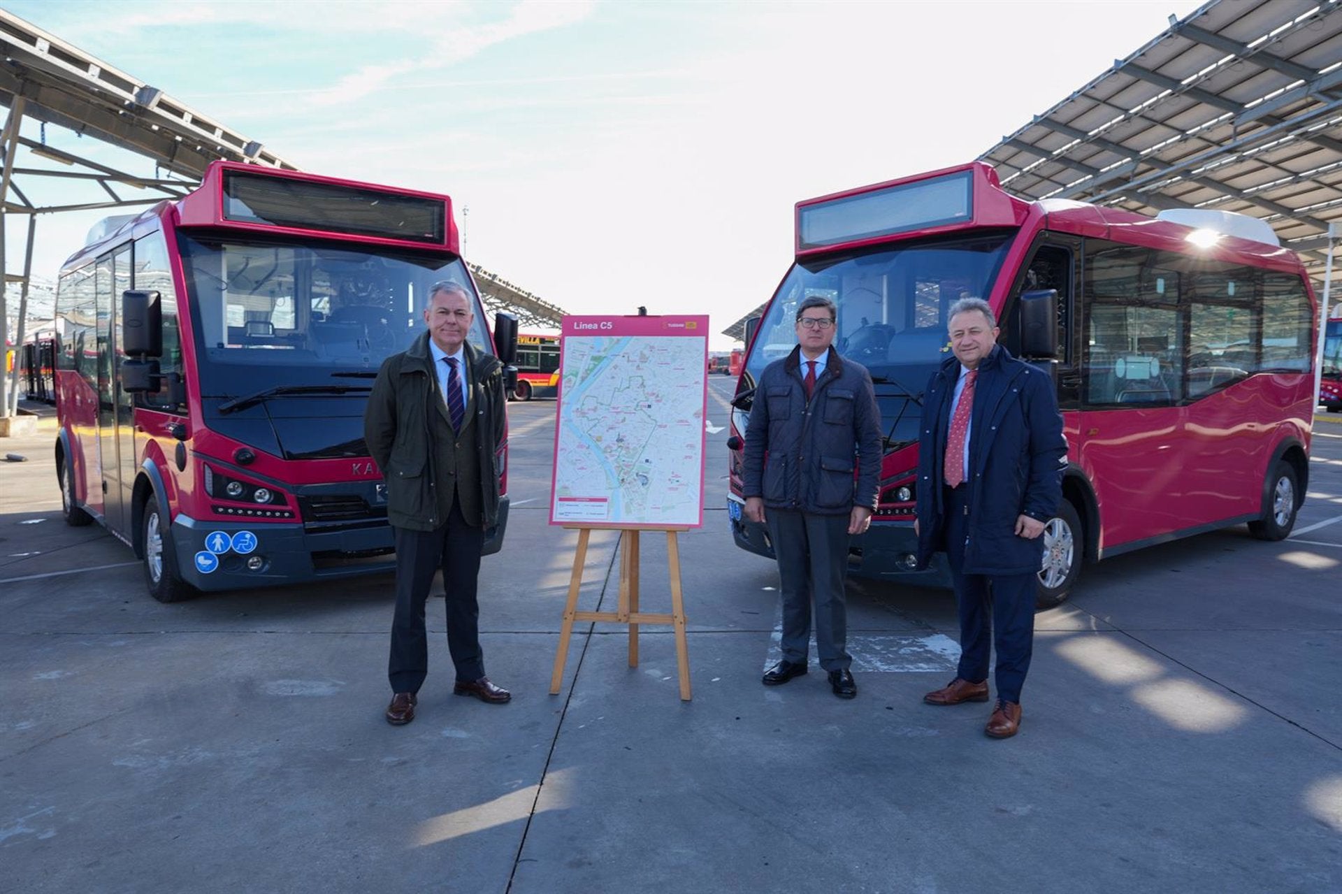 Tussam recepciona los cuatro microbuses eléctricos para la línea C5 del centro tras cinco años suspendida Tussam recepciona los cuatro microbuses eléctricos para la línea C5 del centro tras cinco años suspendida