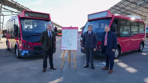 Tussam recepciona los cuatro microbuses eléctricos para la línea C5 del centro tras cinco años suspendida Tussam recepciona los cuatro microbuses eléctricos para la línea C5 del centro tras cinco años suspendida