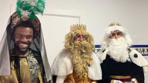 Tres jugadores del Orihuela CF se disfrazaron de Reyes Magos para llevar ayer por la tarde regalos a los ni&ntilde;os de la Fundaci&oacute;n Diocesana
