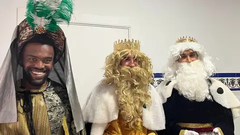 Tres jugadores del Orihuela CF se disfrazaron de Reyes Magos para llevar ayer por la tarde regalos a los niños de la Fundación Diocesana Tres jugadores del Orihuela CF se disfrazaron de Reyes Magos para llevar ayer por la tarde regalos a los niños de la Fundación Diocesana