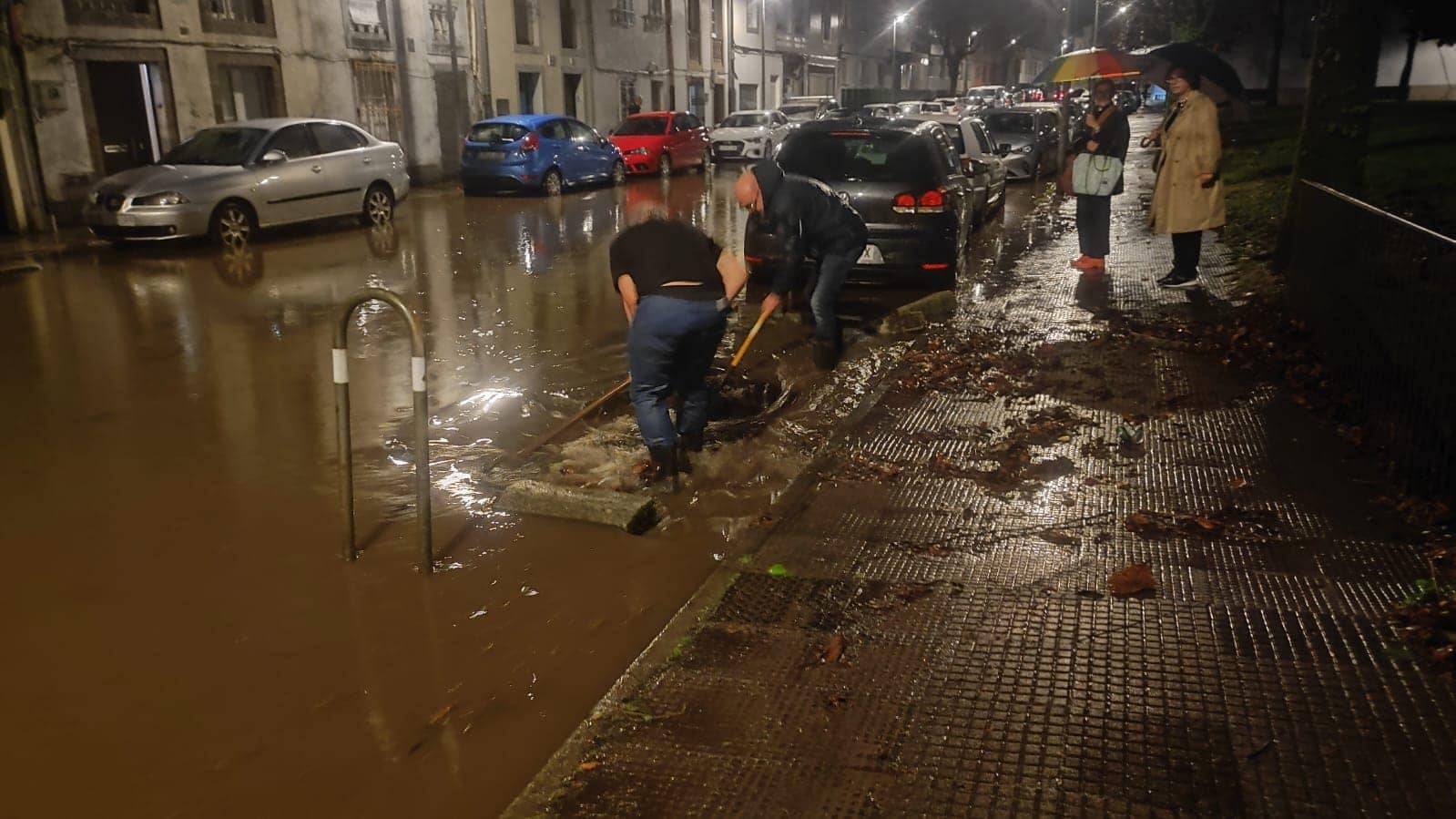 Lluvias torrenciales en Santiago caídas en unos 10 minutos provocan un reguero de incidencias e inundaciones Lluvias torrenciales en Santiago caídas en unos 10 minutos provocan un reguero de incidencias e inundaciones