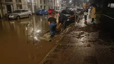 Lluvias torrenciales en Santiago caídas en unos 10 minutos provocan un reguero de incidencias e inundaciones Lluvias torrenciales en Santiago caídas en unos 10 minutos provocan un reguero de incidencias e inundaciones