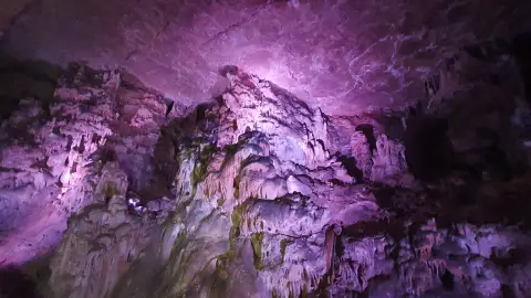 La Diputación adjudica a la empresa Pleno Orbe S.L. la obra para la reducción de riesgos geológicos y recuperación medioambiental de la Cueva de los Franceses .