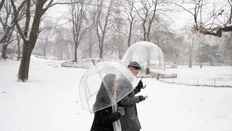 Una pareja camina durante una nevada este lunes, en el Central Park de Nueva York Una pareja camina durante una nevada este lunes, en el Central Park de Nueva York