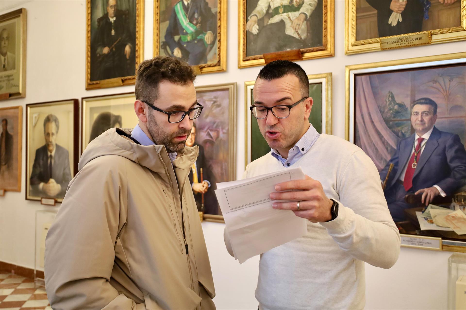 El alcalde de Requena (Valencia) asegura que Mompó le "deja en la calle" en una reunión sobre ayudas de la Fundación Amancio Ortega El alcalde de Requena (Valencia) asegura que Mompó le "deja en la calle" en una reunión sobre ayudas de la Fundación Amancio Ortega