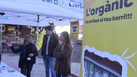 La concejala de Medioambiente, María Fajardo, en un punto de información de la campaña. 