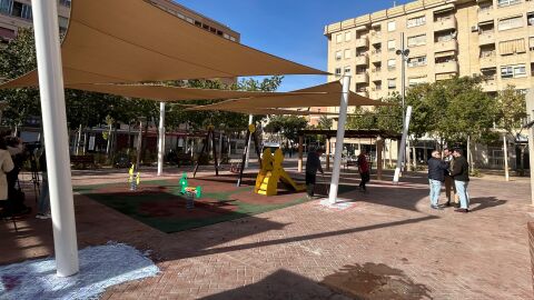 Toldos-vela instalados en un zona de juegos infantiles de Elche. 