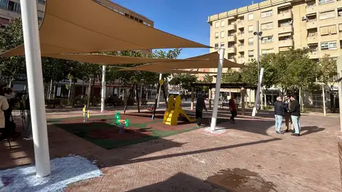 Toldos-vela instalados en un zona de juegos infantiles de Elche. Toldos-vela instalados en un zona de juegos infantiles de Elche.