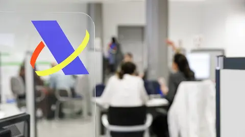 Varias personas son atendidas en la Agencia Tributaria para presentar la declaración de la renta | Foto de archivo Varias personas son atendidas en la Agencia Tributaria para presentar la declaración de la renta | Foto de archivo