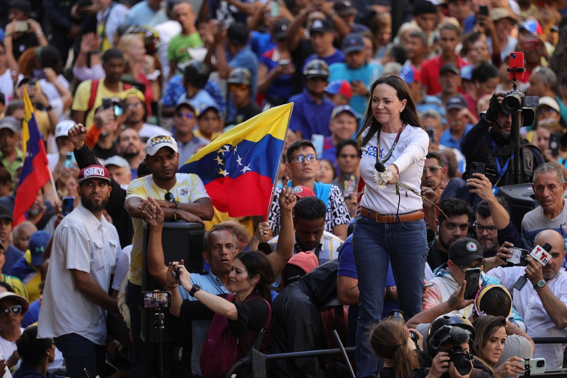 Tertulia: ¿Qué debe hacer la comunidad internacional ante el caos en Venezuela? Tertulia: ¿Qué debe hacer la comunidad internacional ante el caos en Venezuela?