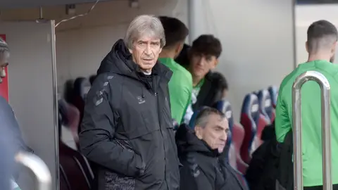 Manuel Pellegrini, entrenador del Real Betis, durante un partido. Manuel Pellegrini, entrenador del Real Betis, durante un partido.