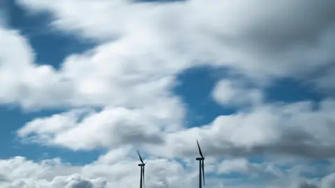 Vista de unos molinos de viento del parque eólico de Torremiró en Morella, Castellón. Vista de unos molinos de viento del parque eólico de Torremiró en Morella, Castellón.