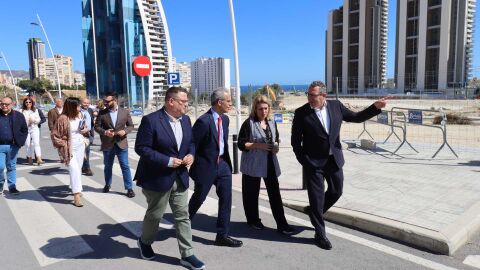 Visita de la consellera y el alcalde al terreno donde se edificarán las viviendas