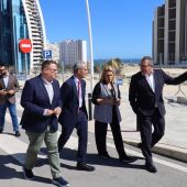 Visita de la consellera y el alcalde al terreno donde se edificarán las viviendas